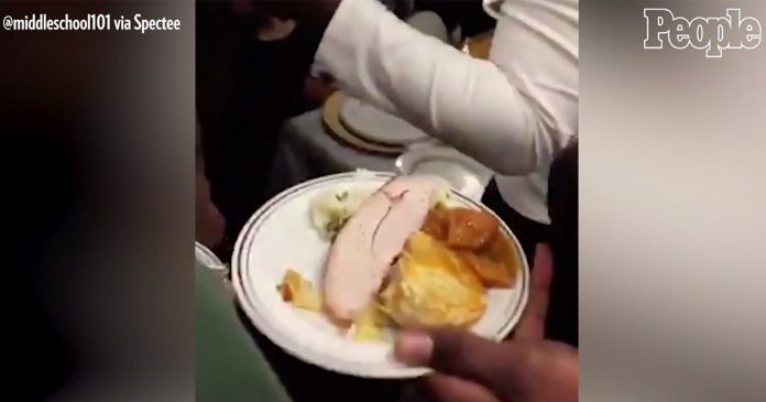 New York City Subway Riders Had a Full-On Thanksgiving Dinner on a Moving Train New York City Subway Riders Had a Full-On Thanksgiving Dinner on a Moving Train