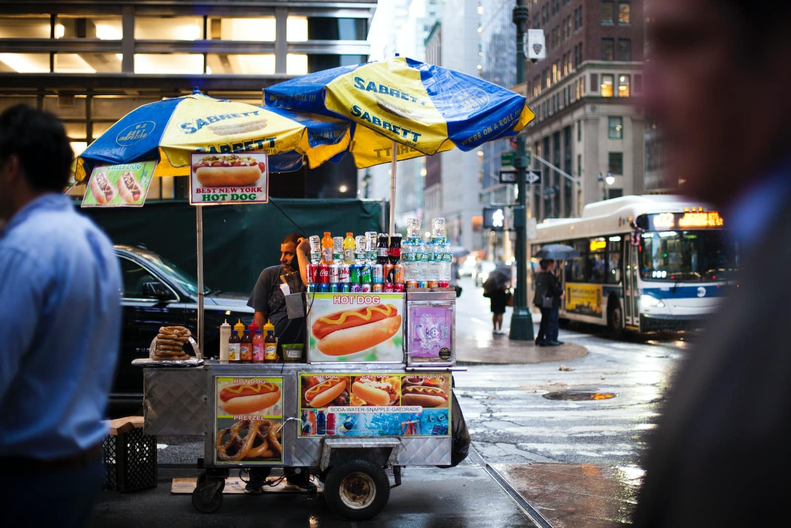 Plan the Perfect Visit to New York: 6 Tips for Tourists 4 hotdog vendor in intersection