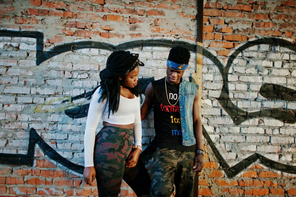 Couple of hip-hop afroamerican on undergraund